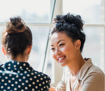 Femmes qui discutent 