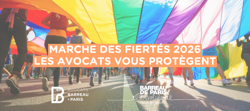 Marche des fiertés : les avocats vous protègent, avec une image de marche des fiertés montrant les pas de personnes défilant, sous un drapeau arc-en-ciel LGBT+