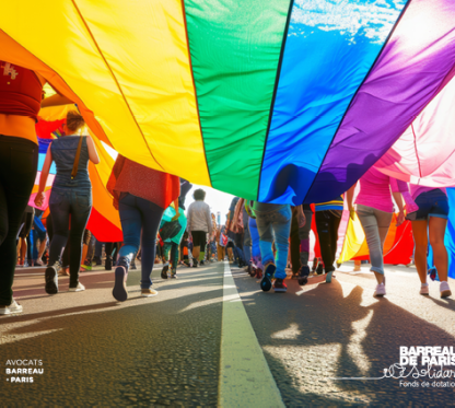Marche des fiertés : les avocats vous protègent, avec une image de marche des fiertés montrant les pas de personnes défilant, sous un drapeau arc-en-ciel LGBT+